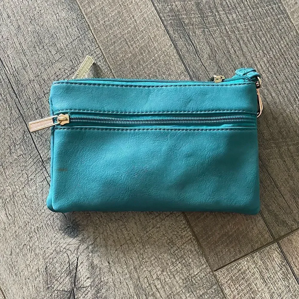 New In Packaging! Green Clutch with Gold Detail. Perfect Formal Accessory!